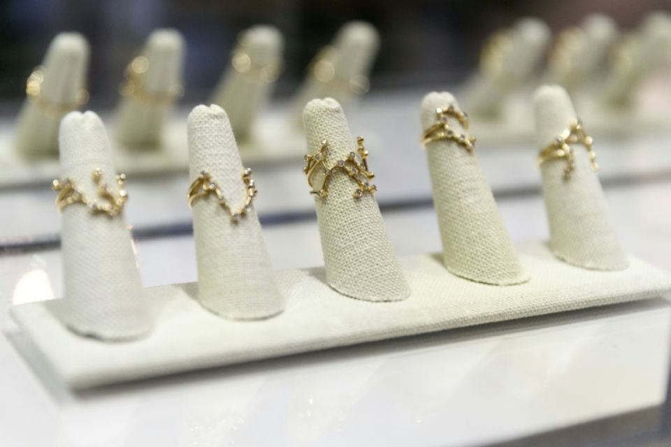 Paris: une fausse princesse soupçonnée d'avoir volé 1,6 million d'euros de bijoux