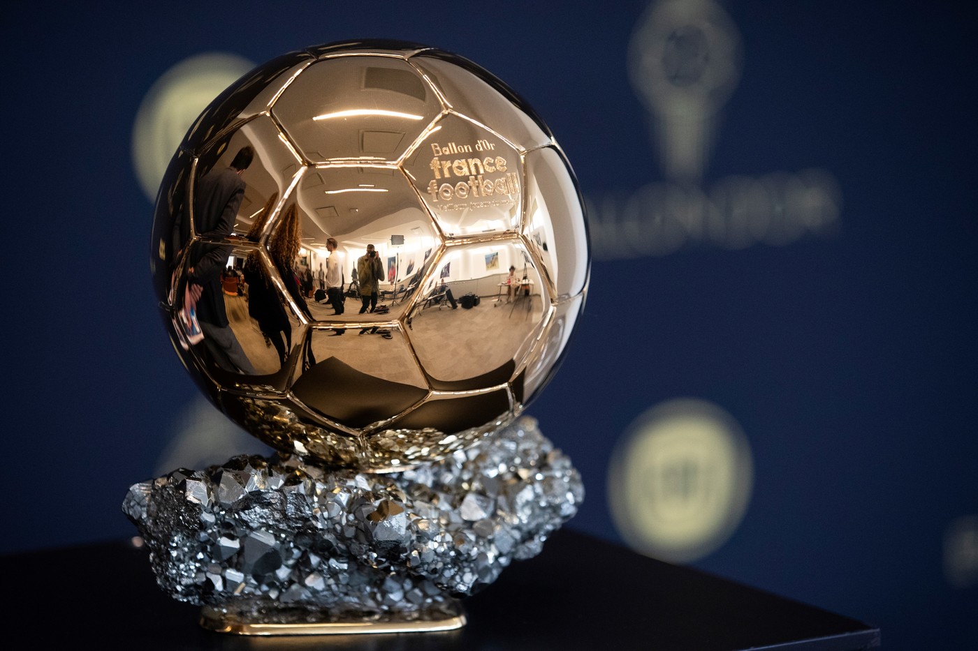 Le Ballon d'Or 2019 remis le 2 décembre, création d'un trophée pour les gardiens