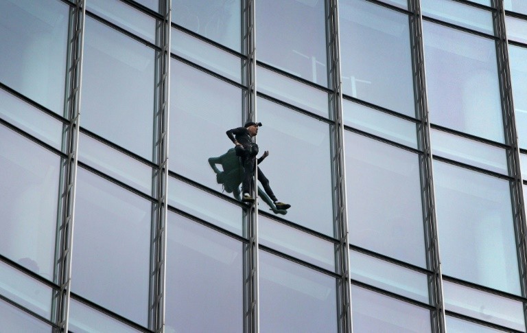 Le "spiderman" français arrêté après l'escalade d'une tour à Francfort