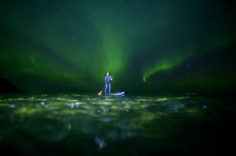 Fjords, eau glacée et aurores boréales: le surf version polaire