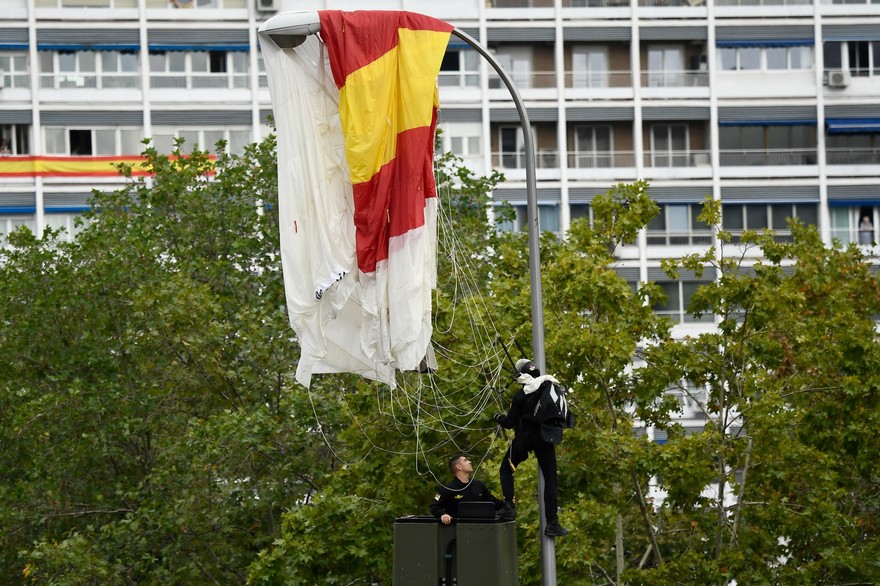 Espagne: un parachutiste heurte un lampadaire en plein défilé militaire