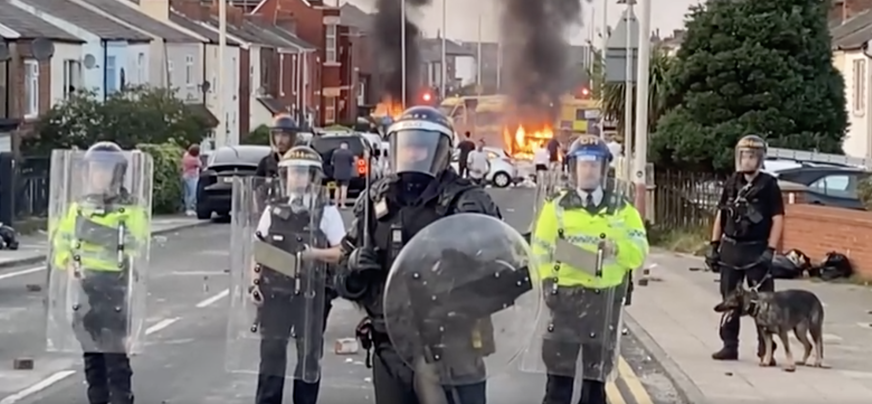 Angleterre: violents affrontements entre policiers et manifestants après une attaque au couteau