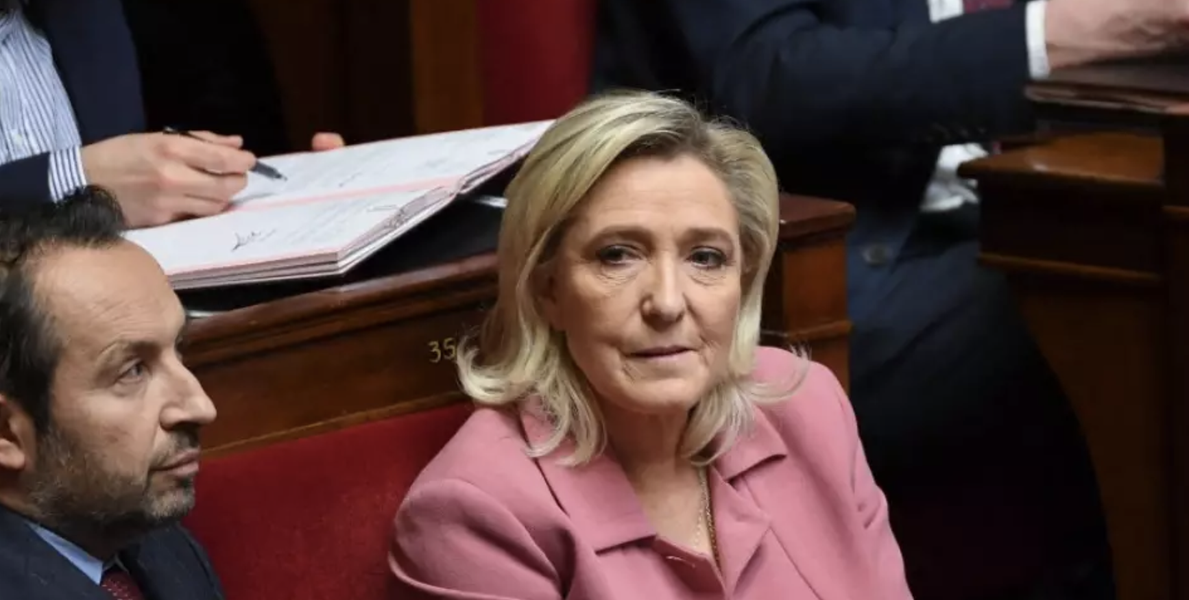 Marine Le Pen réclame une session extraordinaire du Parlement et dénonce "un chaos institutionnel"