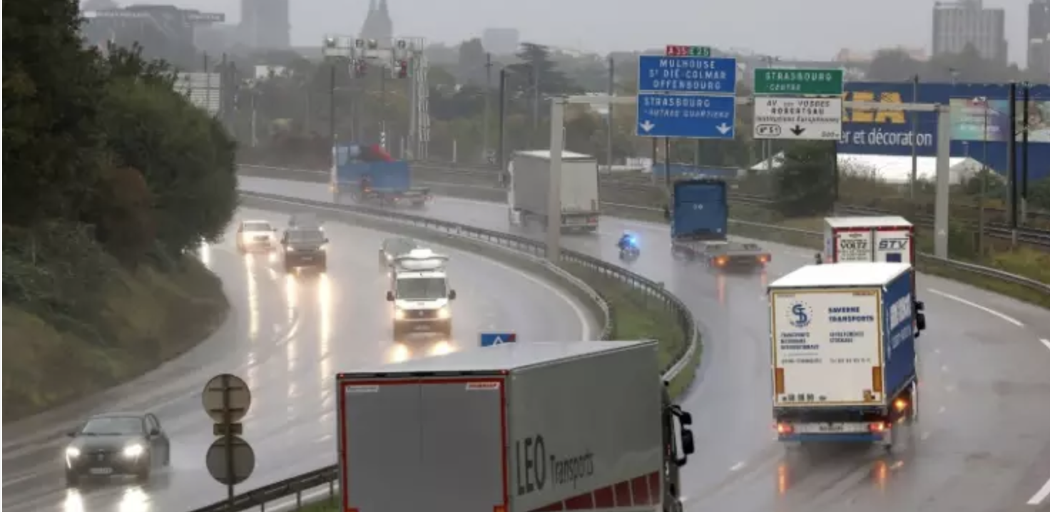 Alsace: opération escargot des routiers contre un projet de taxe poids lourds