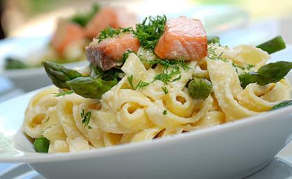 PENNE AU SAUMON, ASPERGES ET CHAMPIGNONS