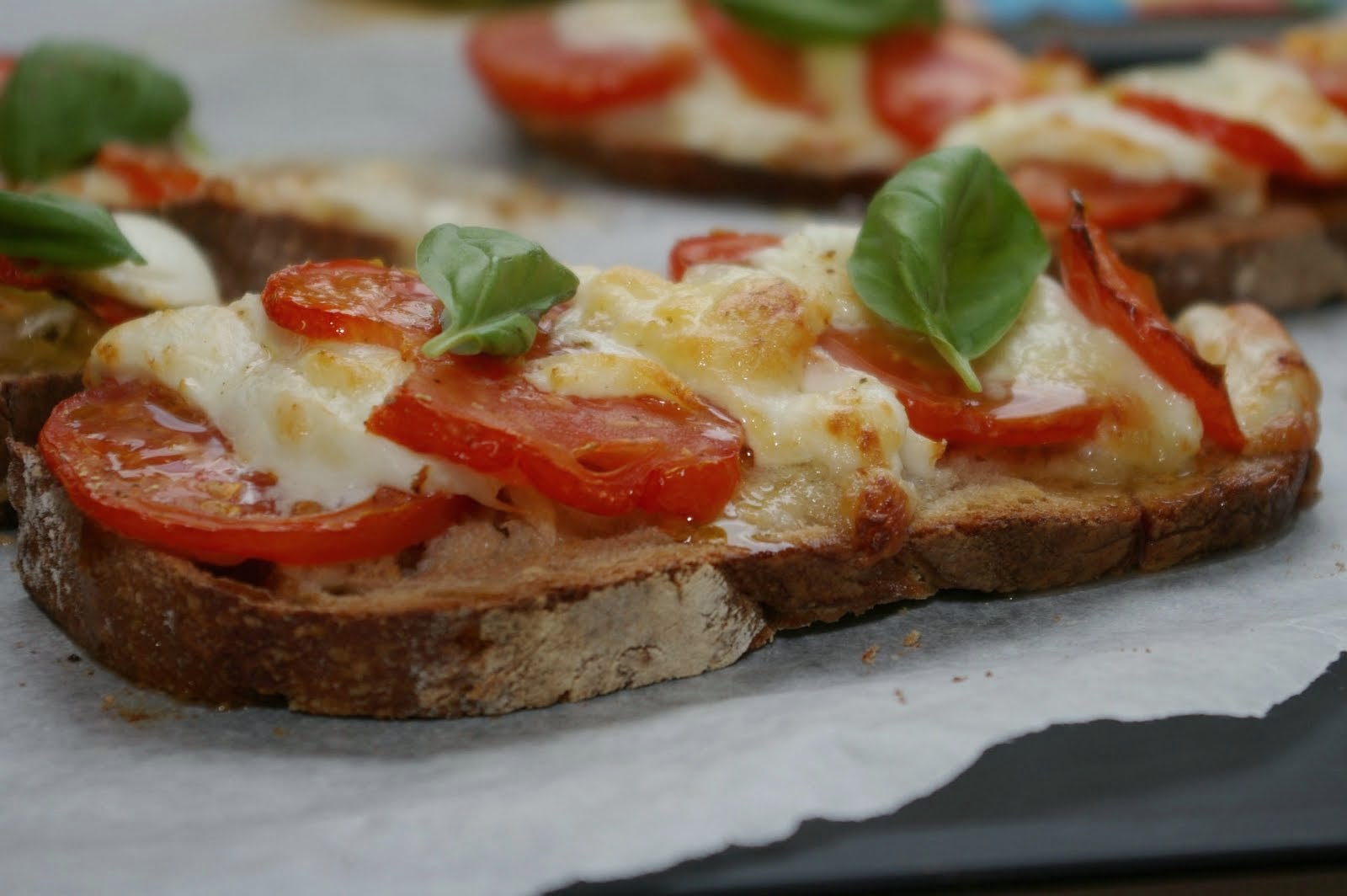 Bruschetta à la tomate, jambon de parme et mozzarella